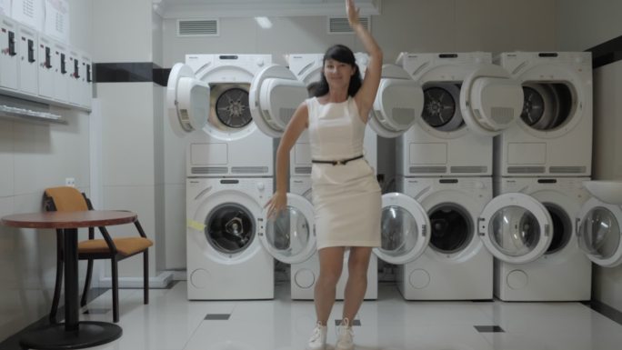 女人在洗衣房里快乐的跳舞