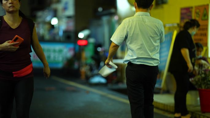 夜幕下的市井小巷