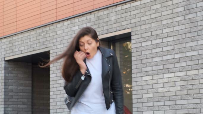 受惊的女人惊呼掉落女性