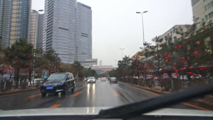 城市下雨天开车第一视角视频