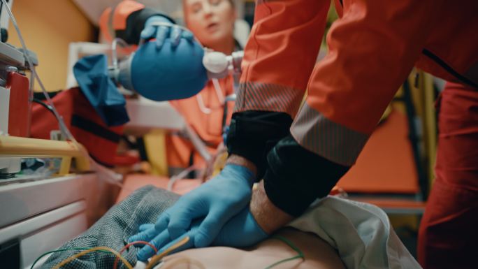 急救助理在救护车上进行心脏按摩