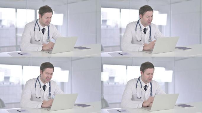 医生在笔记本电脑上视频聊天