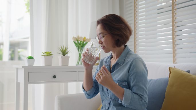 老年女性每日服用维生素