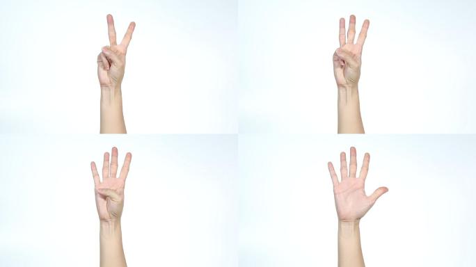 一位女性用手指从1数到5