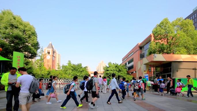 小学学校门口入学的小学生