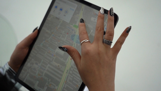 手指摆动iPad看地图