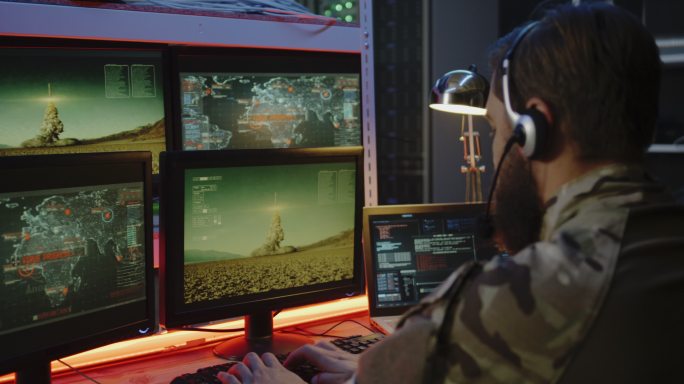 在计算机上监视火箭发射的士兵