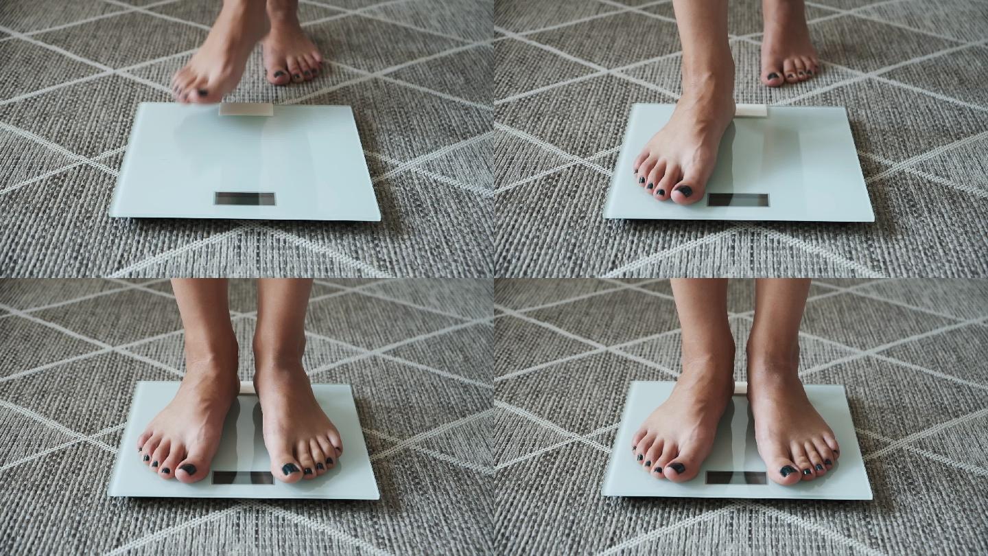 在家里,女人站在秤上称体重
