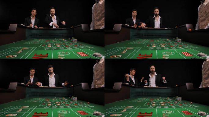 两个穿着西装的男人站在赌场桌旁