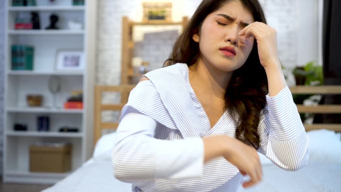 头痛的女人生病发烧难受不舒服感冒担忧疲劳
