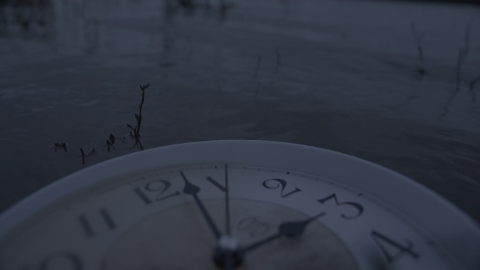 钟表的水中飘荡高帧率原始素材