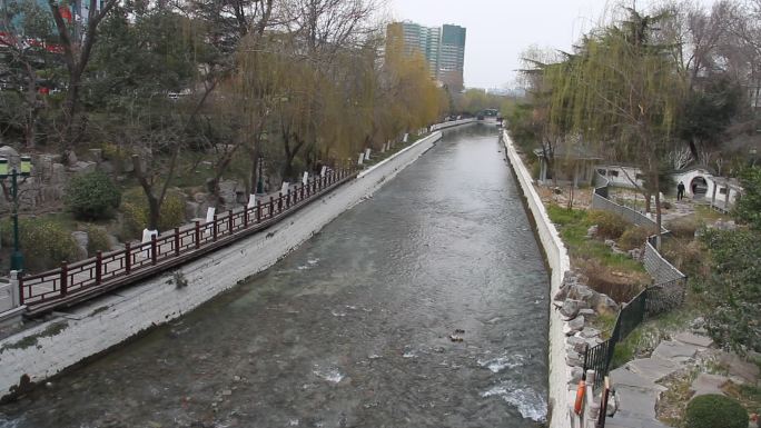 山东济南：护城河游船全线停航露河底