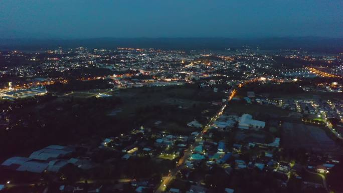 泰国南部夜间的住宅楼