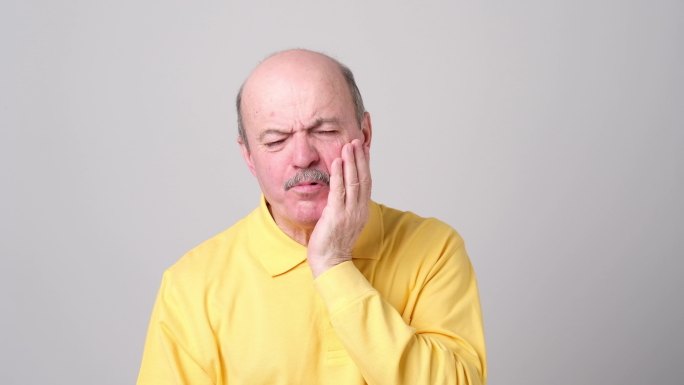 老人牙疼得厉害补牙修牙种牙拔牙牙医专家