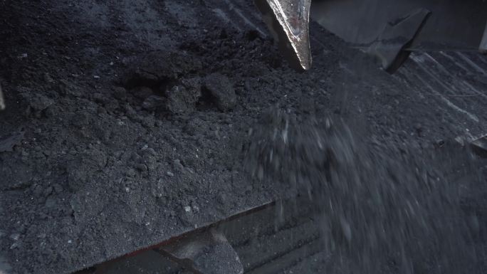 用铁铲从火车车厢壁上清除煤炭。