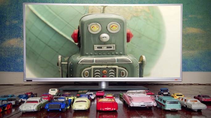 复古机器人把新闻读给玩具车听