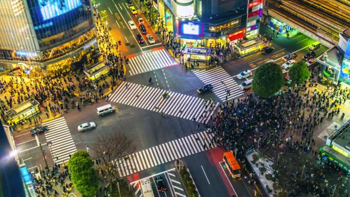 日本东京著名且非常繁忙的涉谷区十字路口