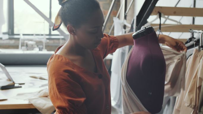 女裁缝在工作时用布料制作衣服