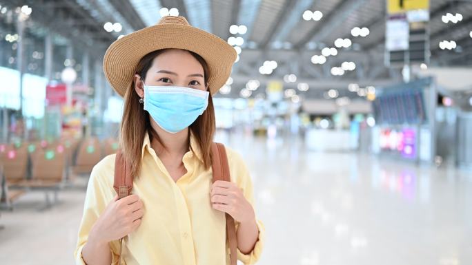 戴口罩的女游客在机场