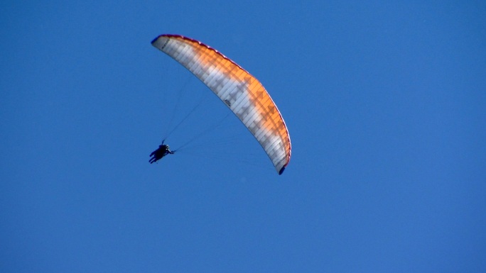 在晴朗的夏日滑翔伞