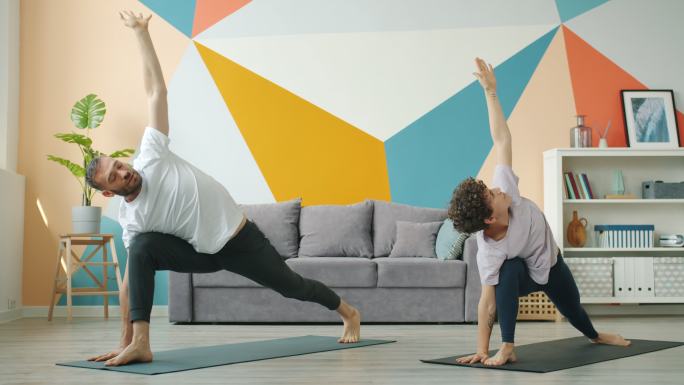 在家锻炼的男女居家家居瑜伽垫全身健身
