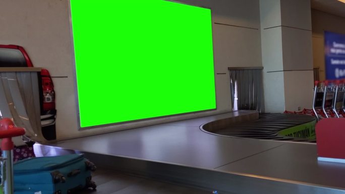 机场行李提取区的绿色屏幕
