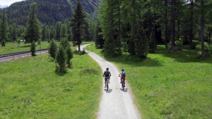 骑自行车的两个人4K航拍旅行旅途