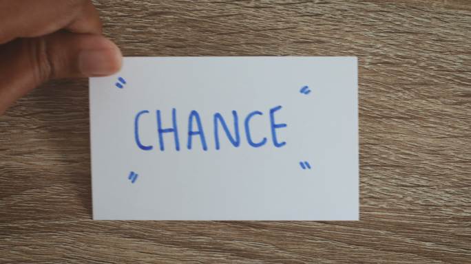 用手将纸牌上的“改变”换成“机遇”
