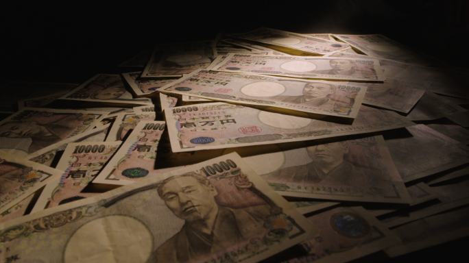 日元钞票很快被抛到桌子上
