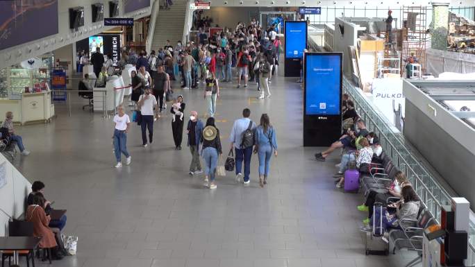 普尔科沃机场，乘客们在候机大厅。