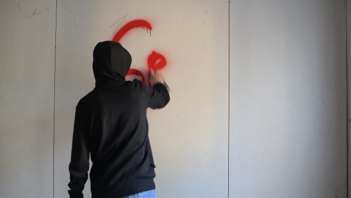 男子在墙上涂鸦绘画美术素描写生画画培训涂