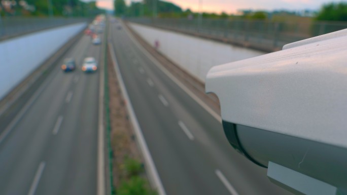 高速公路上的速度感知摄像头。