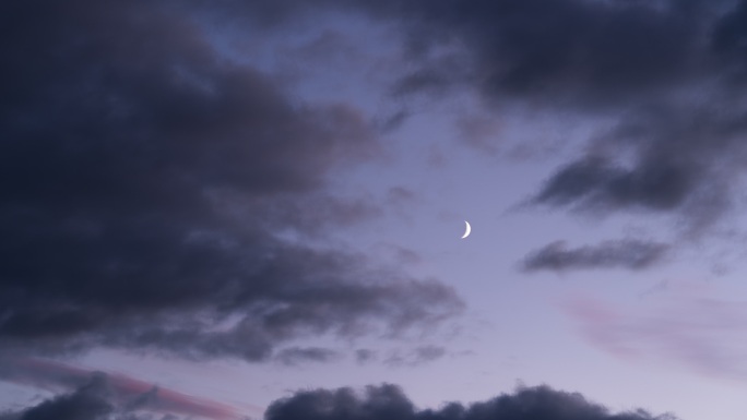 快速移动的乌云夜黑风高弯月蔽月云层流动