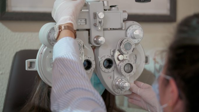 用光学验光仪测量年轻女性的视力