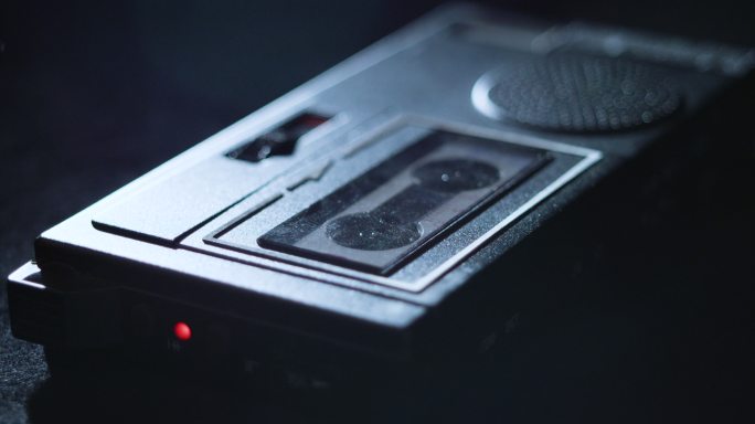 微型磁带录音机卡带放入老式