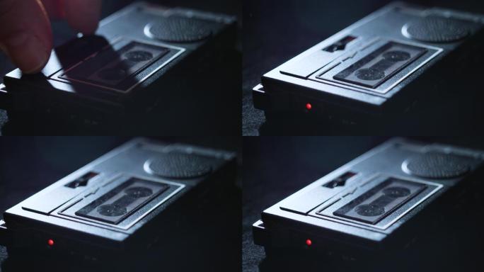 微型磁带录音机卡带放入老式