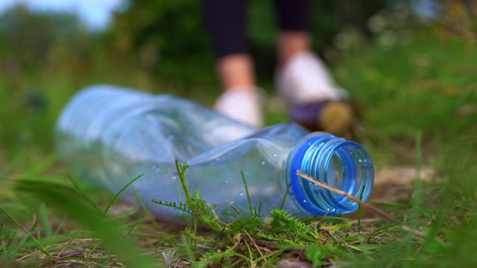 环境保护塑料白色污染捡瓶子捡废品保护环境
