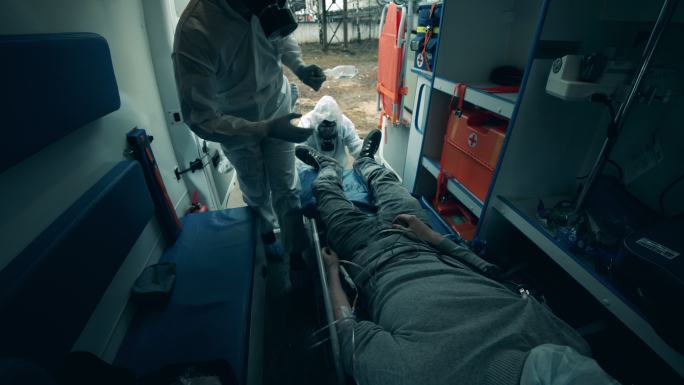 救护车工作人员照顾一名男性病人