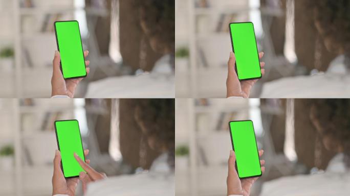 女商人使用手机手机屏幕绿屏换手机画面