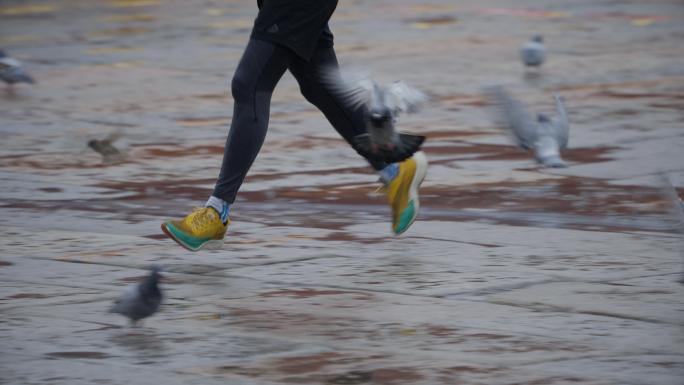 下雨，跑步，脚步特写，雨中运动员
