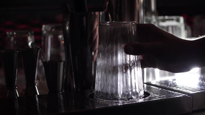 酒保在洗杯子洗杯器清洁杯子酒吧吧台