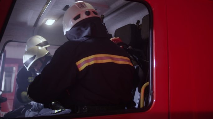 消防队进入卡车美国火警911救援组织