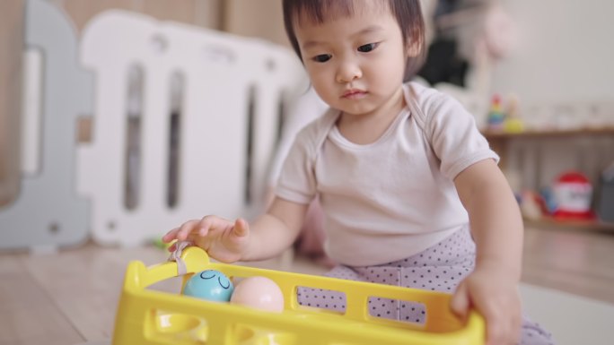 孩子在家里玩玩具亲子时光益智教育早教女孩