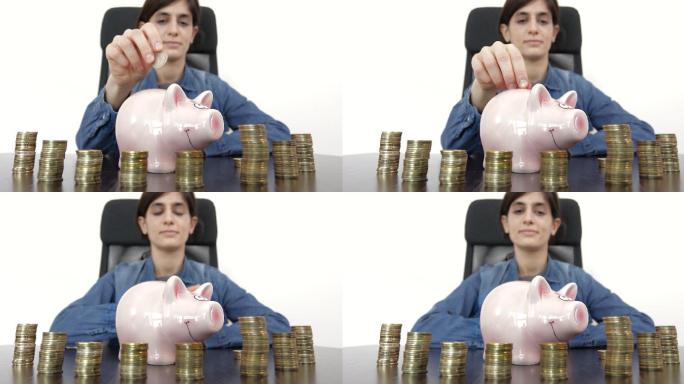 年轻的女性把硬币放进小猪存钱罐。