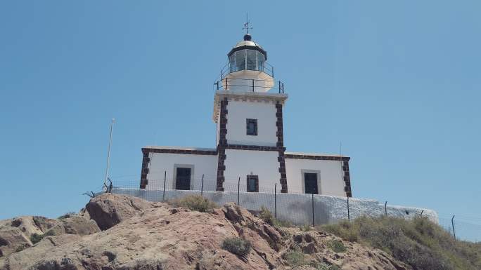 圣托里尼岛小山上的灯塔