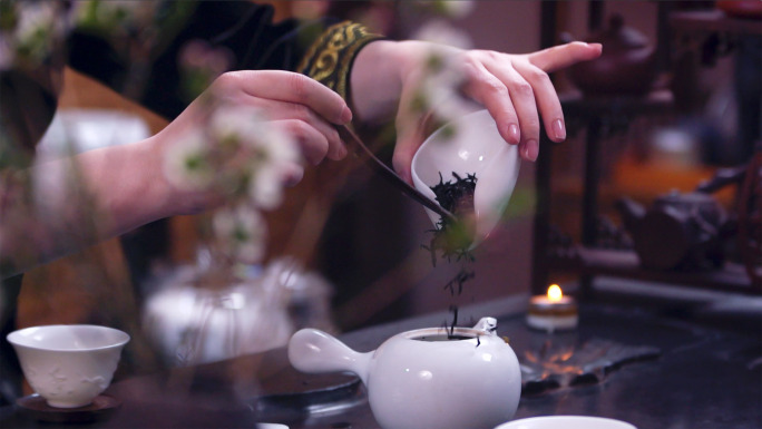 红茶叶倒入泡茶壶内 红茶叶器皿 茶叶升格