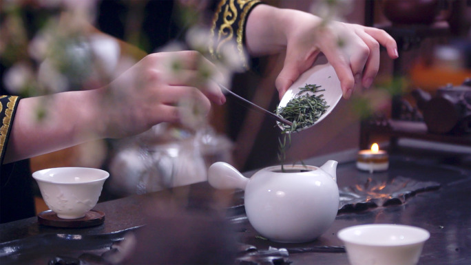 绿茶叶倒入泡茶茶叶器皿茶叶升格意境