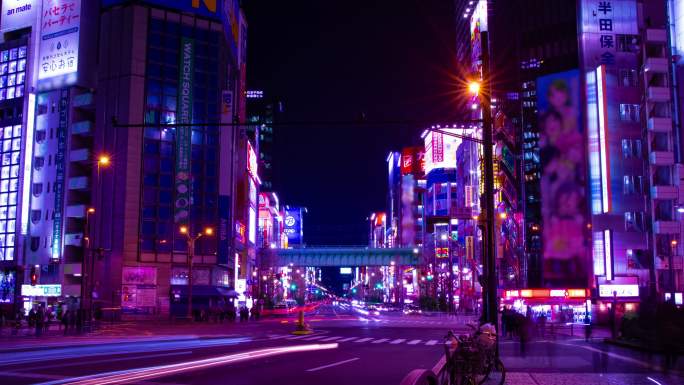 市中心霓虹街的夜景