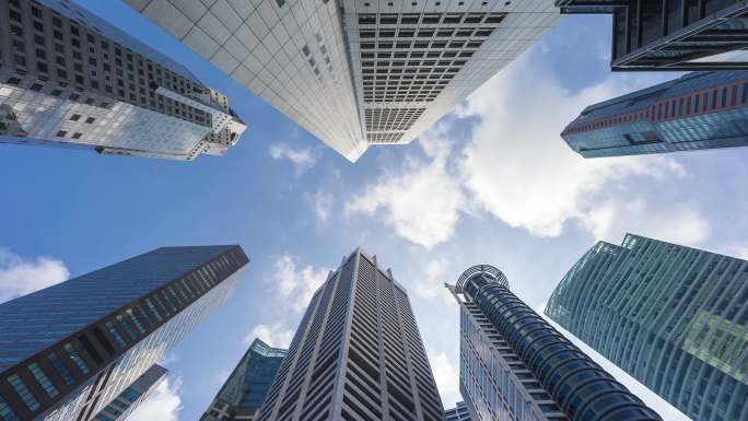 仰望新加坡金融区的办公楼建筑