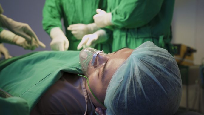 医疗外科团队ICU病人重症监护室患者病患